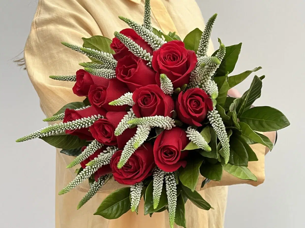 Kiss me Quick - Buquê de 12 Rosas e Verônicas - Imagem 1