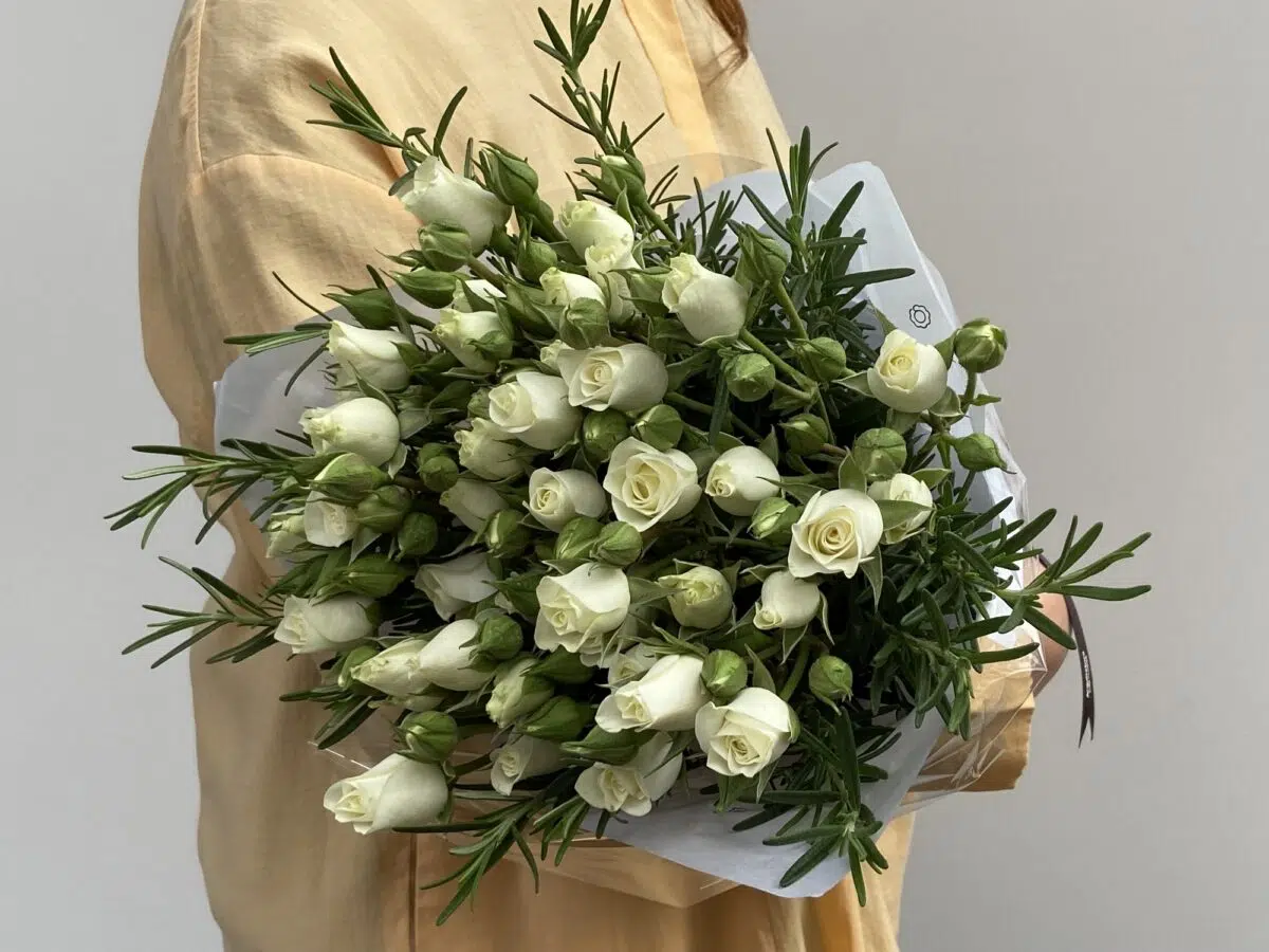 Vesúvio- Buquê de Mini Rosas Brancas - Imagem 2