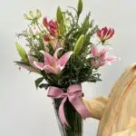 Musseline - Arranjo de Lirios e Gloriosas em Vaso de Vidro