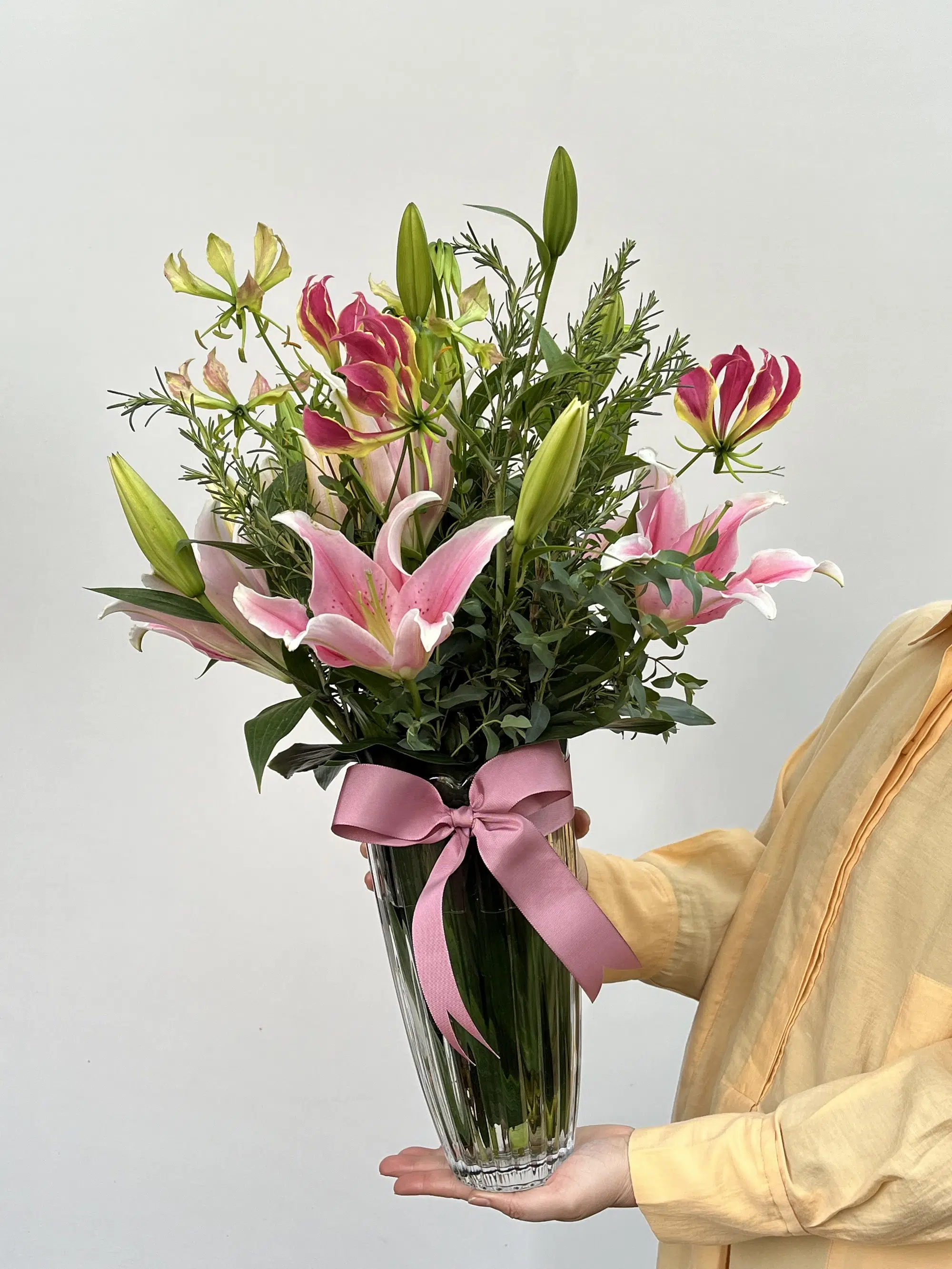 Delivery de flores Musseline - Arranjo de Lirios e Gloriosas em Vaso de Vidro - Imagem 1