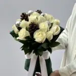 White Star - Buquê de Rosas Brancas e pinhas