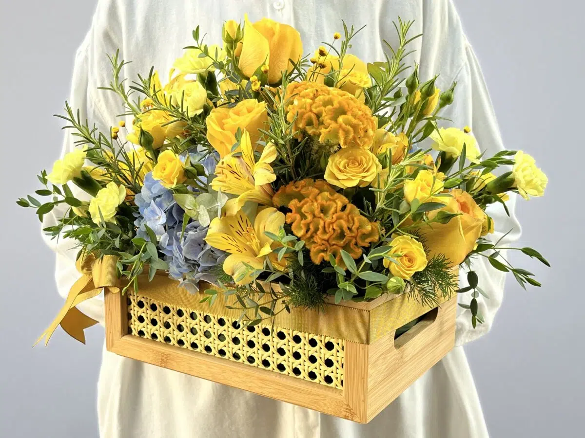 Lyon - Mix de Flores Amarelas e Hortênsia Azul em Cesta de Bambu - Imagem 1
