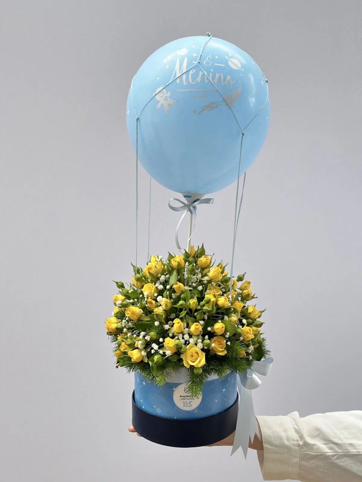 Baby Blue - Box de Flores de Mini Rosas amarelas e balão - Imagem 1