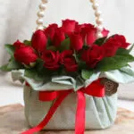 La Vie En Rose - Arranjo de Rosas Vermelhas em forma de bolsa