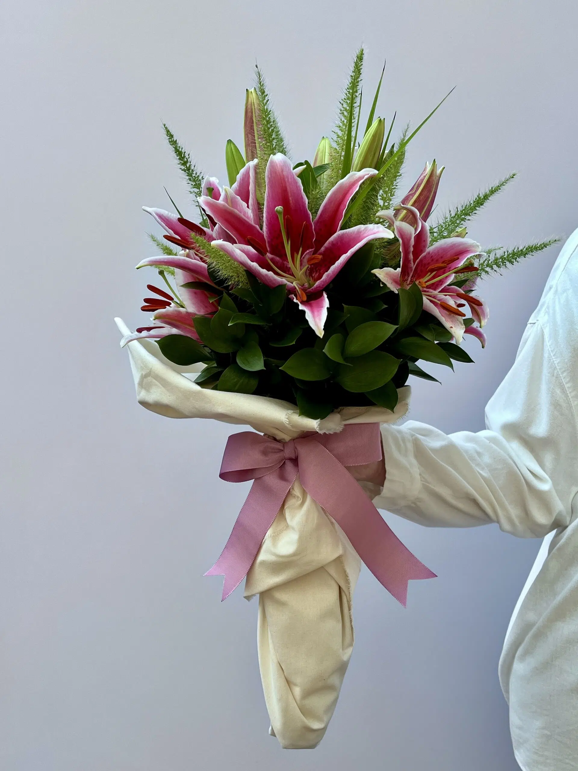 IMG_8087 Escarlate - Buquê de Lírios Cor-de-Rosa - Imagem 1