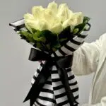 Trés Chic - Buquê de Rosas brancas em tecido
