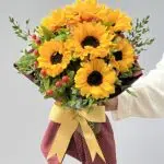 Aurora Dourada - Buquê de Girassol e Hypericum