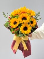 Aurora Dourada - Buquê de Girassóis e Hypericums