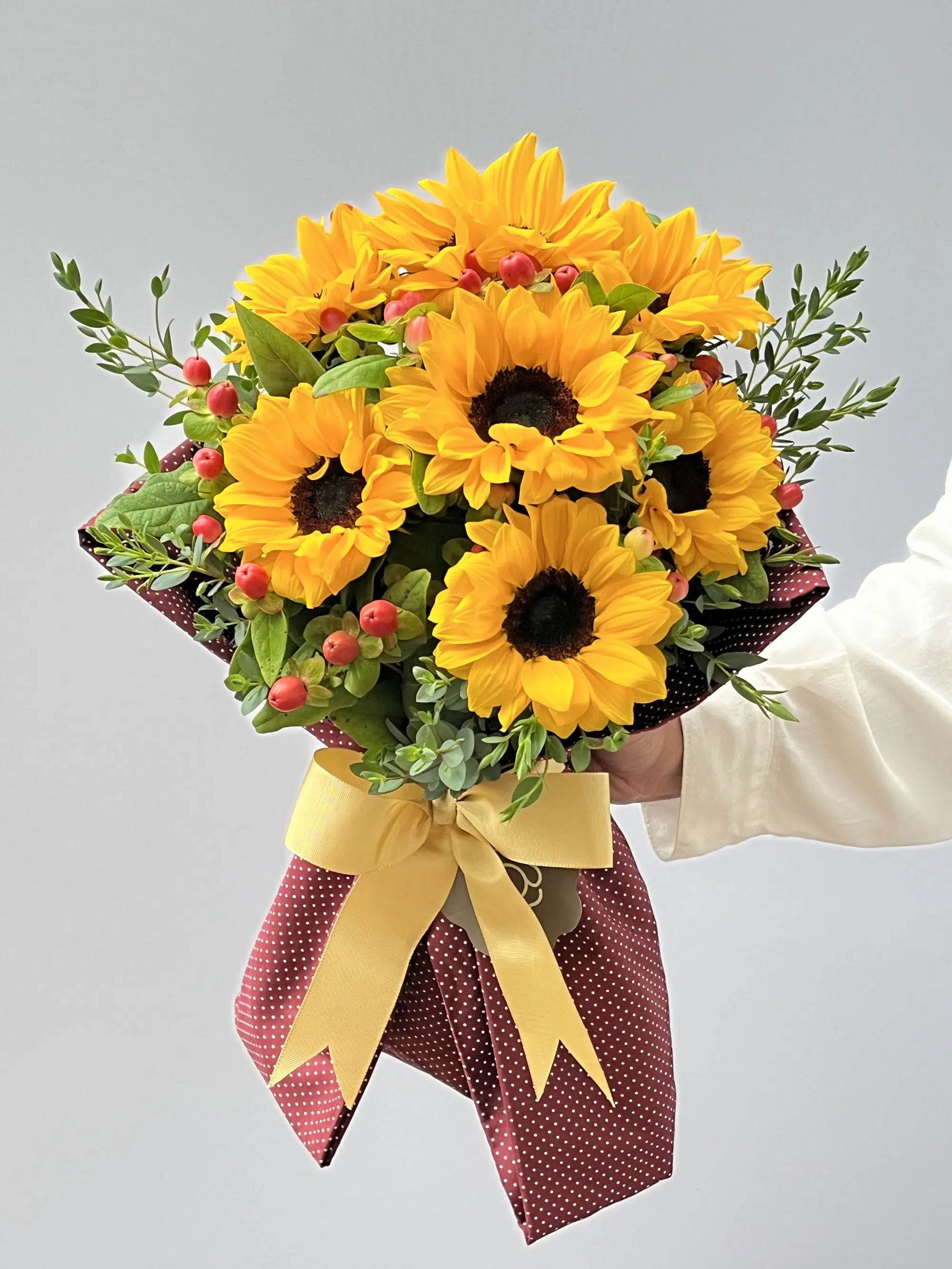 IMG_3717 Aurora Dourada - Buquê de Girassol e Hypericum - Imagem 1