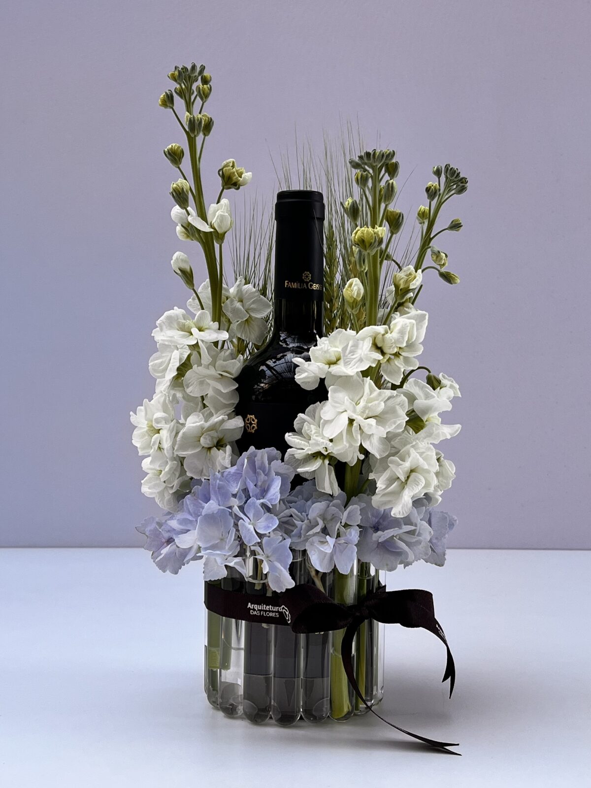 Light Blue - Arranjo de Goivo, Hortência e Vinho - Imagem 1
