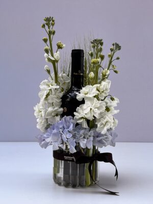 Light Blue - Arranjo de Goivos, Hortênsias e Vinho