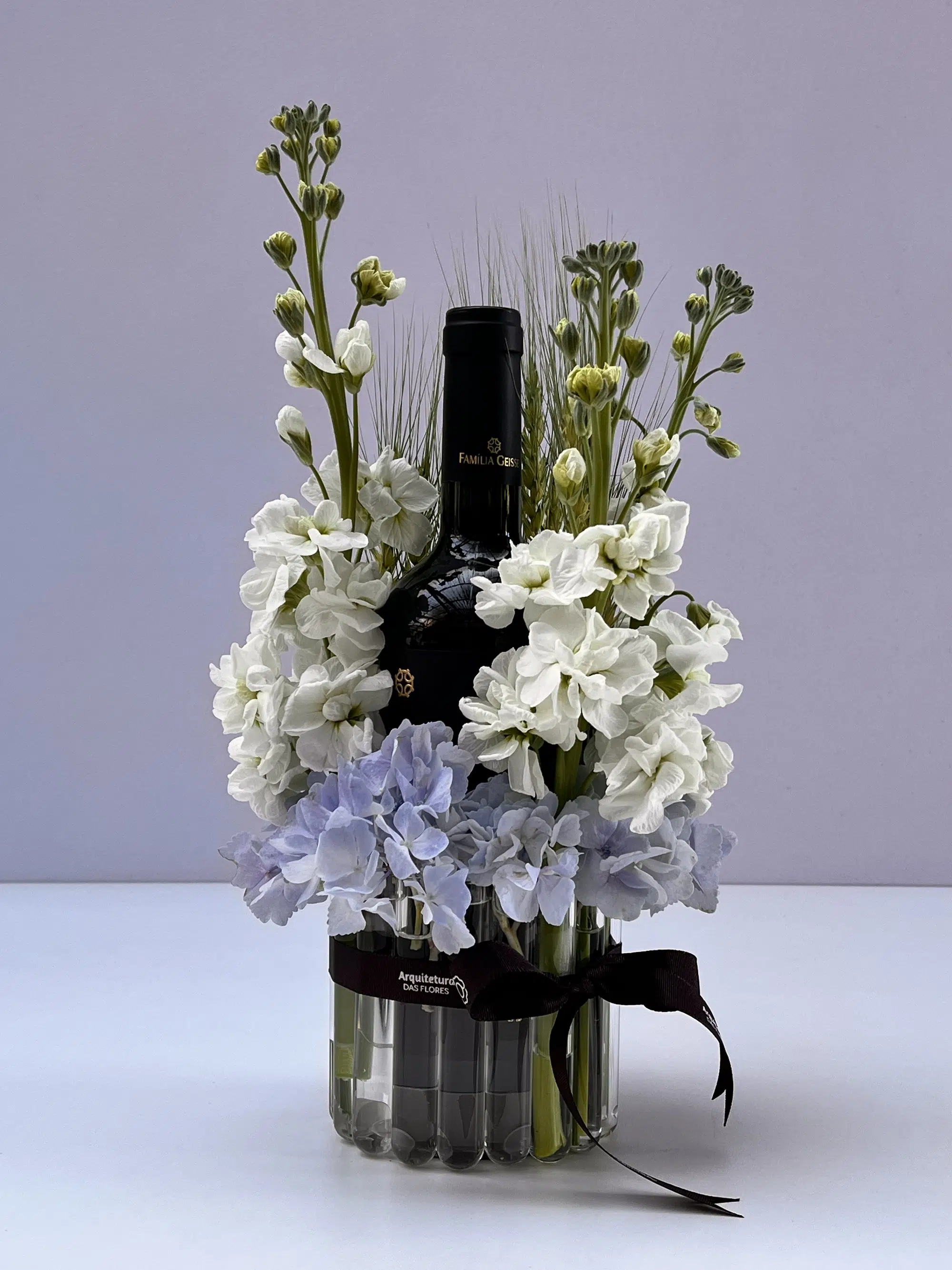 IMG_4306 Light Blue - Arranjo de Goivos, Hortênsias e Vinho - Imagem 1