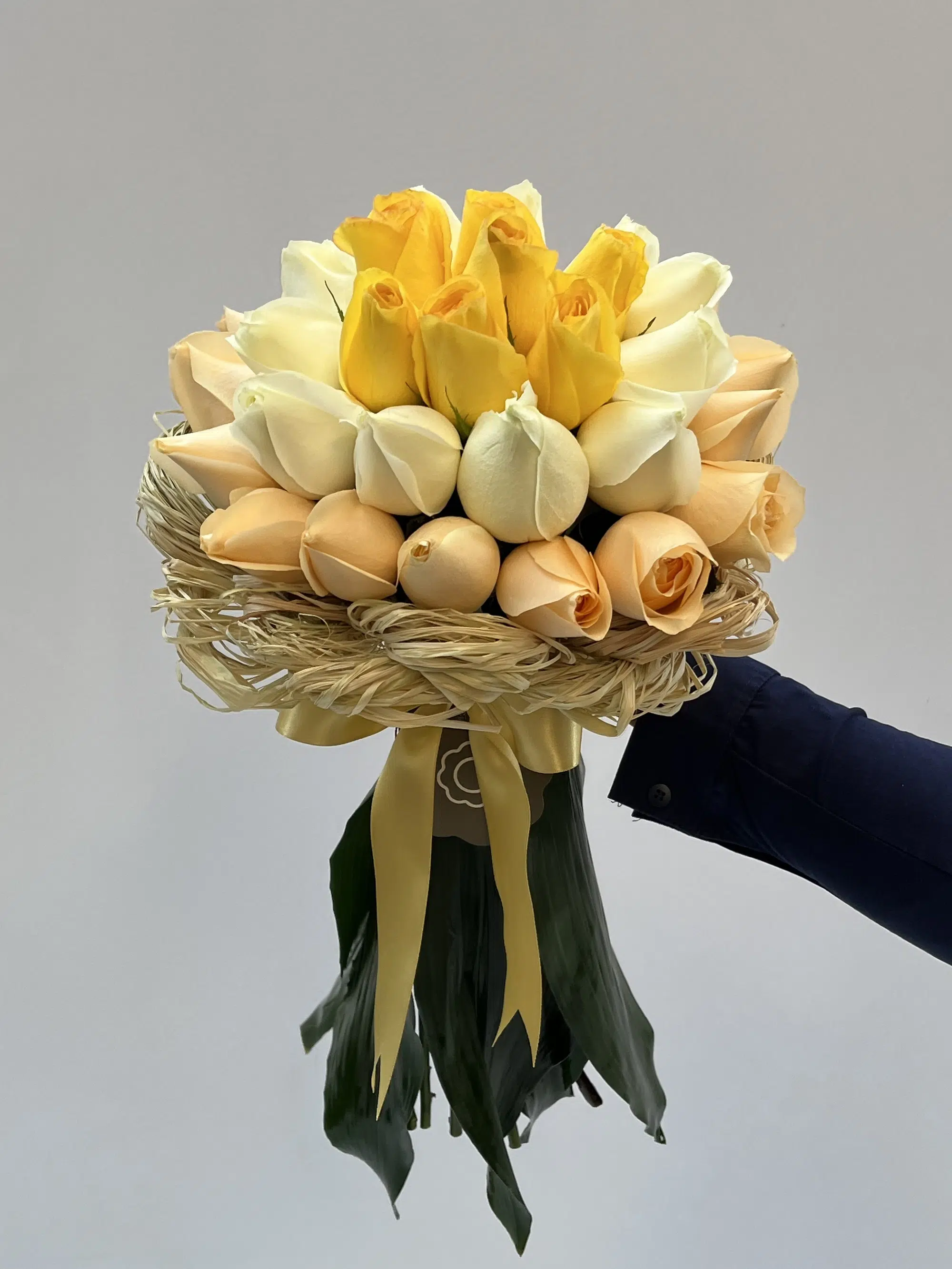 IMG_4354 Trio di Petali - Buquê de Rosas e rafia - Imagem 1