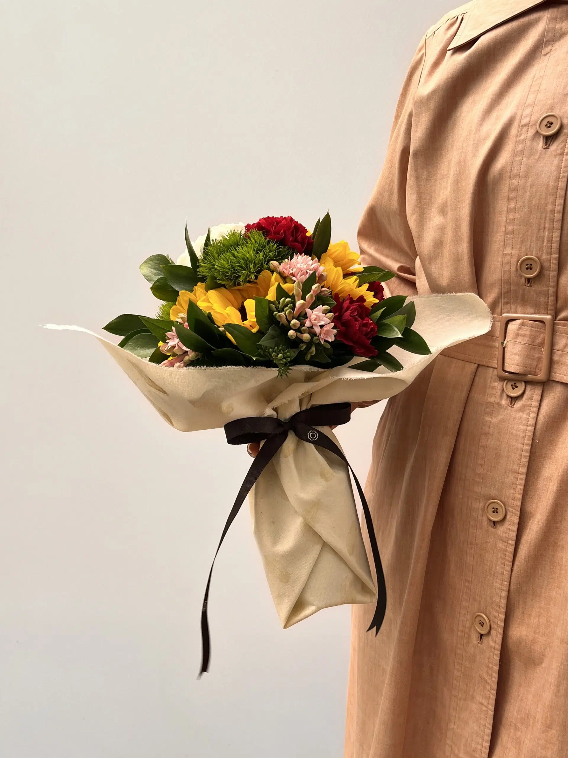 Buque de Hortênsias e mix de flores brancas, melhor floricultura do Brasil Lively - Buquê de Girassóis e Hortênsias - Imagem 1