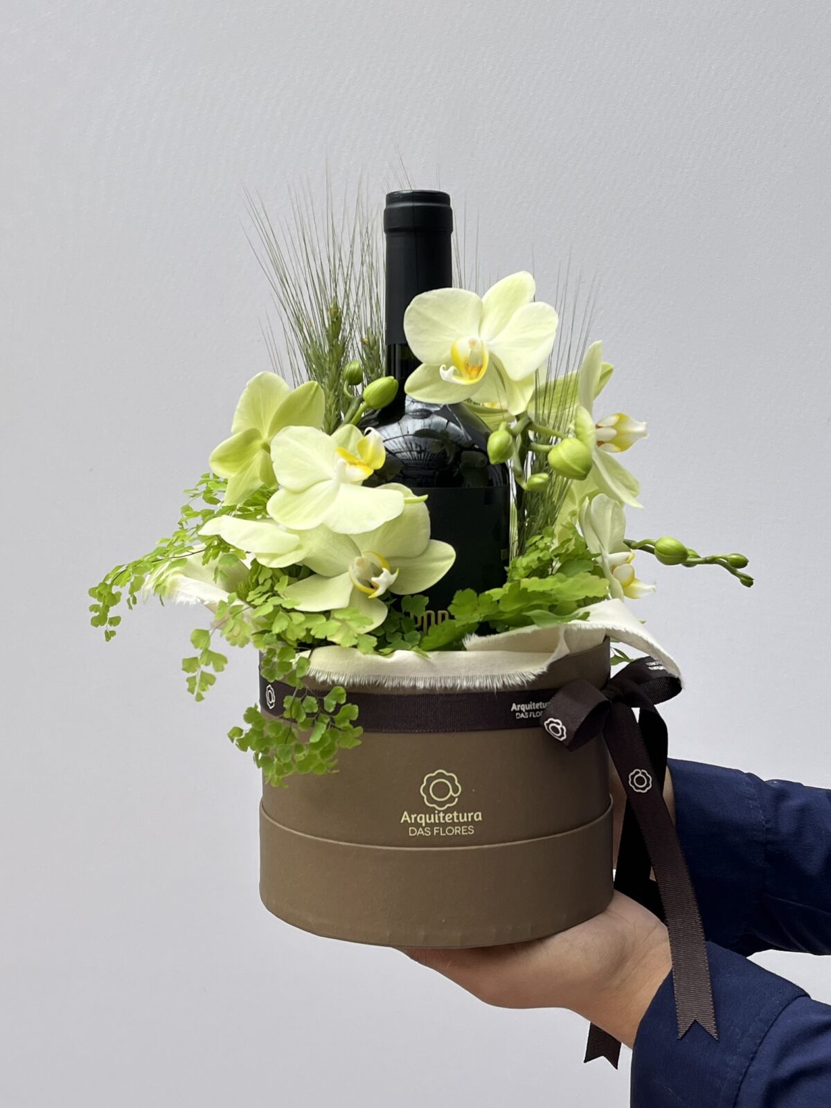 Vert d'Or - Arranjo de Orquídeas e Vinho - Imagem 1