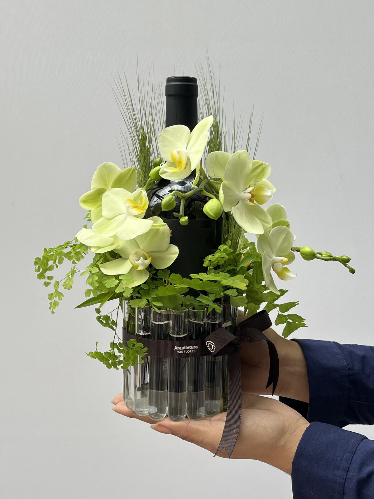 Vert d'Or - Arranjo de Orquídeas e Vinho - Imagem 2