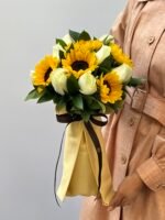 Blanc Sun - Buquê de Girassóis e Rosas Brancas