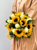 Blanc Sun - Buquê de Girassóis e Rosas Brancas - Imagem 2
