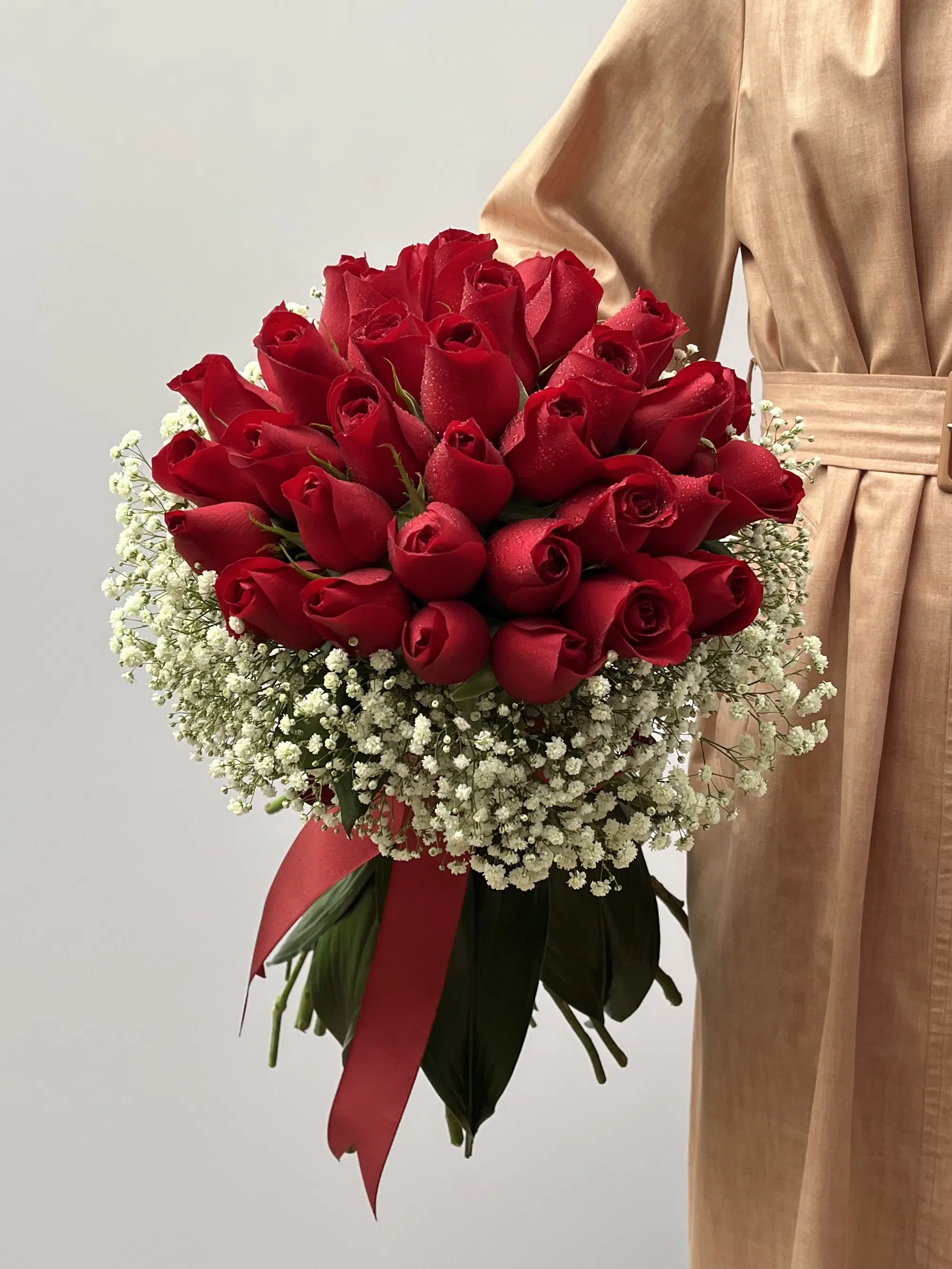 IMG_6895 Rouge de Revê - Buquê de Rosas Vermelhas e Gypsophilas - Imagem 1