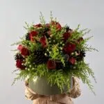 Bosque de Natal - Arranjo de Rosas, Pinhas e Hypericums