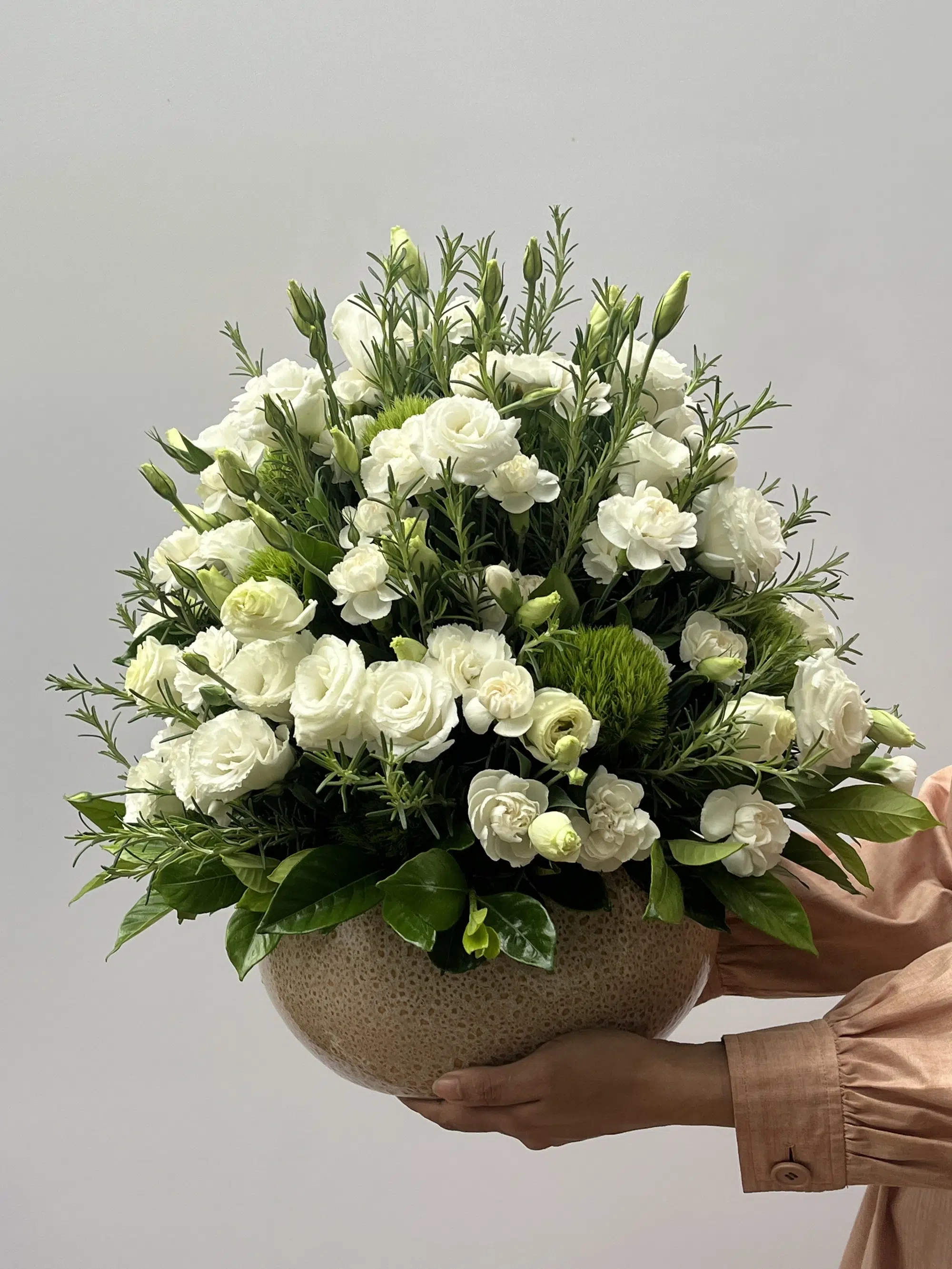 IMG_8442 Villa Palladio - Arranjo de Lisianthus e Cravinas Brancas - Imagem 1