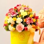 Solar Bloom - Arranjo de Mini Rosas e Cravinas