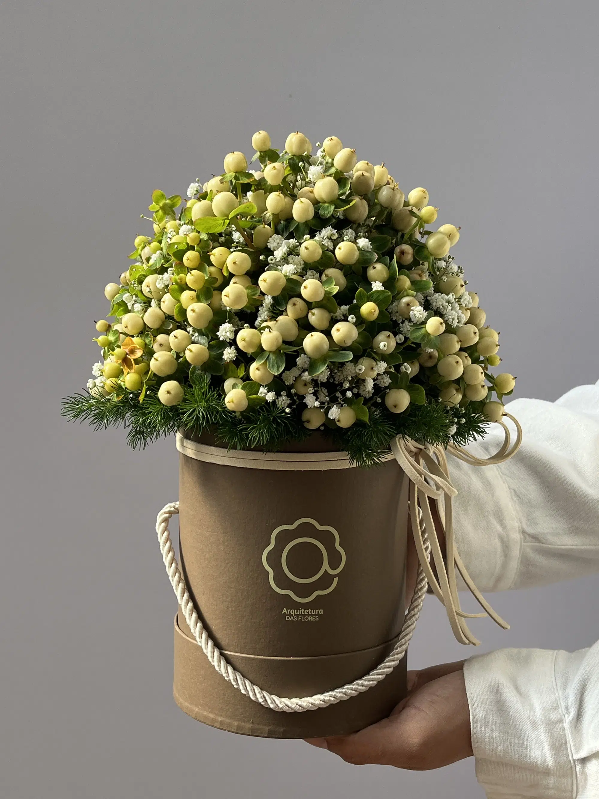 hypericum; gypsophila; entrega de flores; floricultura porto alegre; cálida; Cálida - Arranjo de Hypericums - Imagem 1