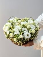 Pure Love - Arranjo de Lisianthus e Hypericums - Imagem 2