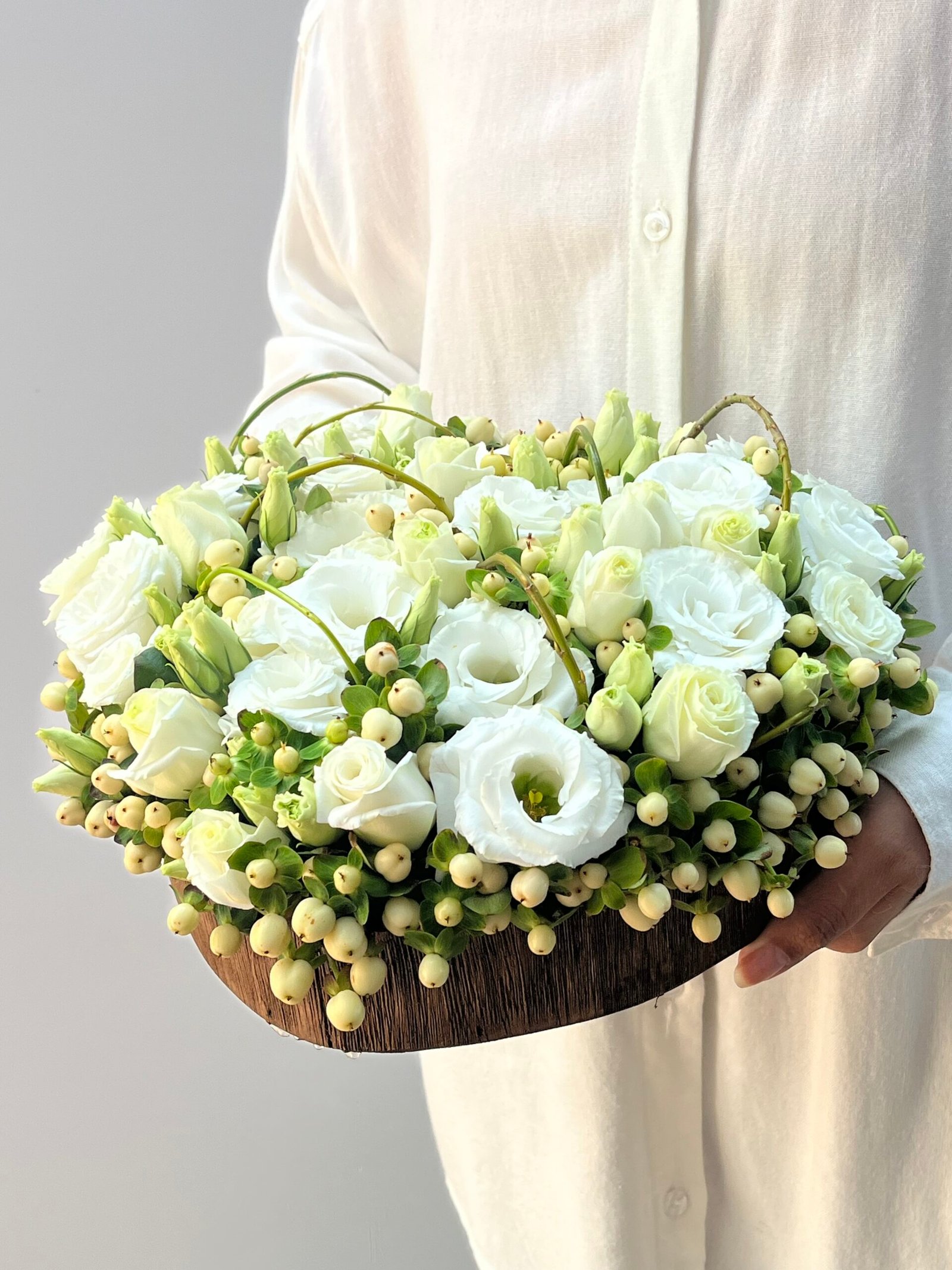 Flores Brancas; Amor; Floricultura Porto Alegre Pure Love - Arranjo de Lisianthus e Hypericums - Imagem 1