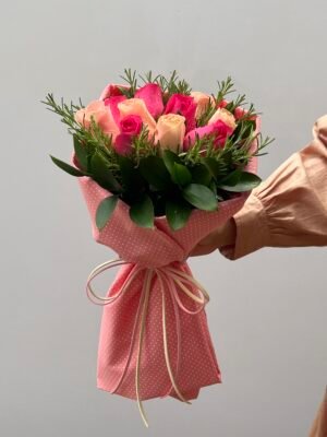 Buque de rosas em gramado