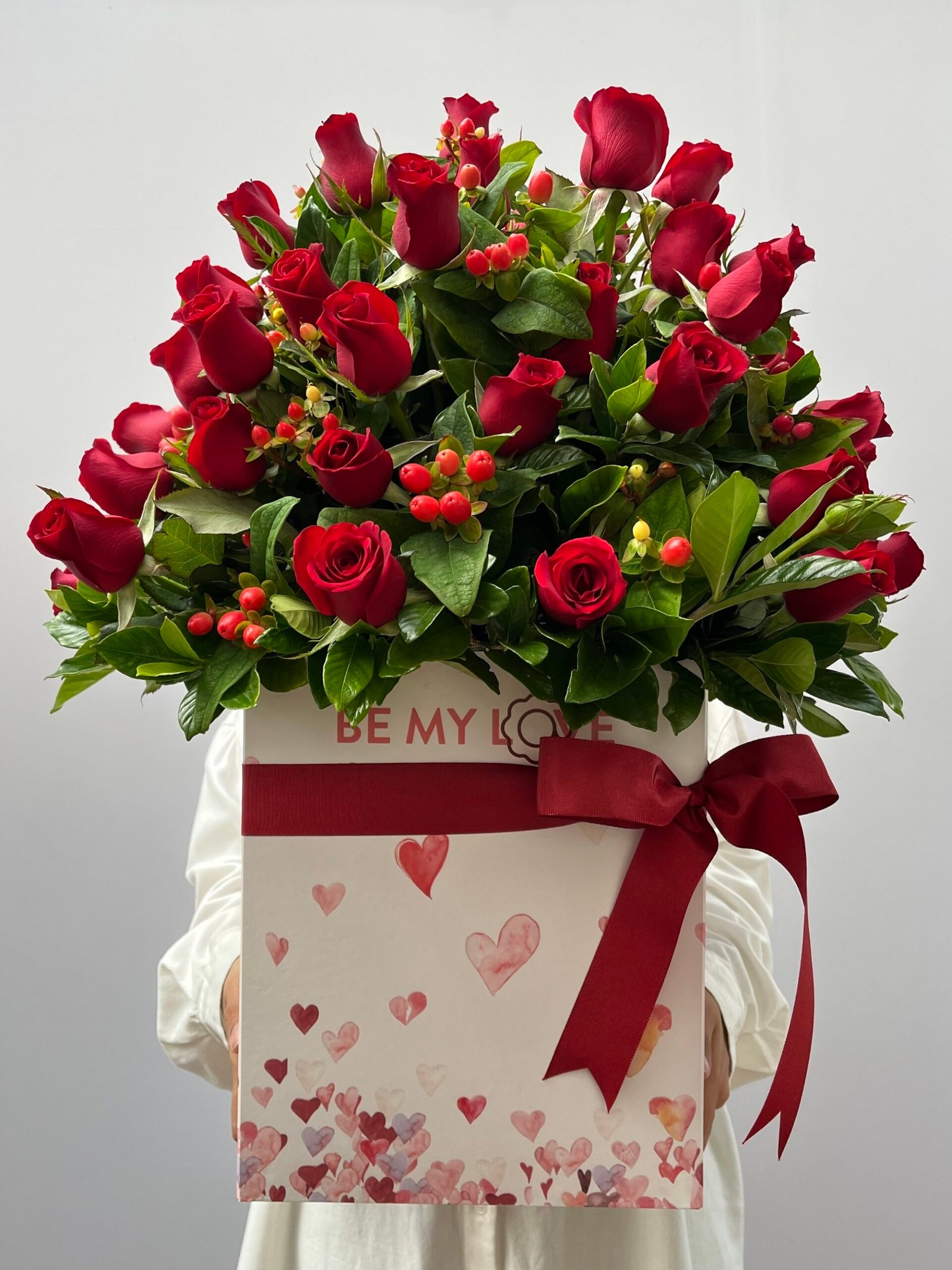 Flores dia dos namorados; Floricultura em gramado; box de rosas Passion Suprême - Box de Rosas e Hypéricums - Imagem 1