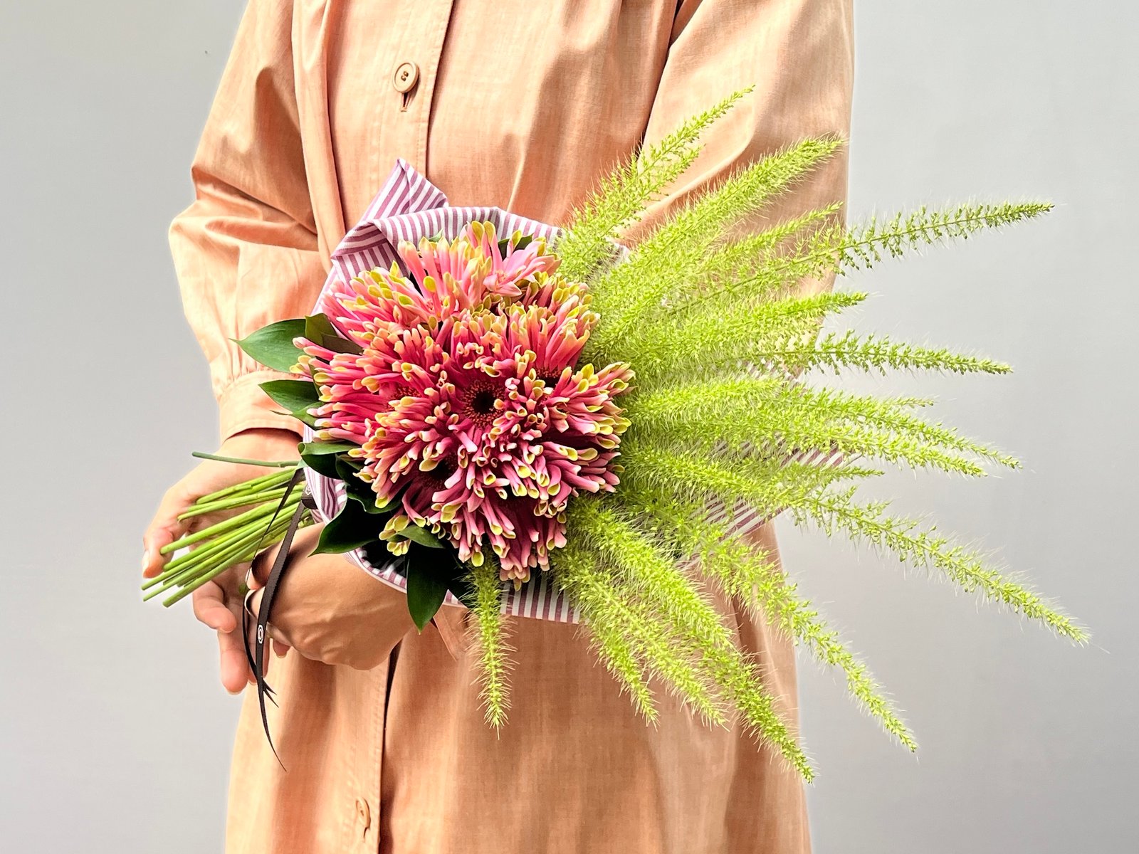 Floricultura Rio Branco Vênus - Buquê de 12 Gérberas Cor-de-Rosa - Imagem 1