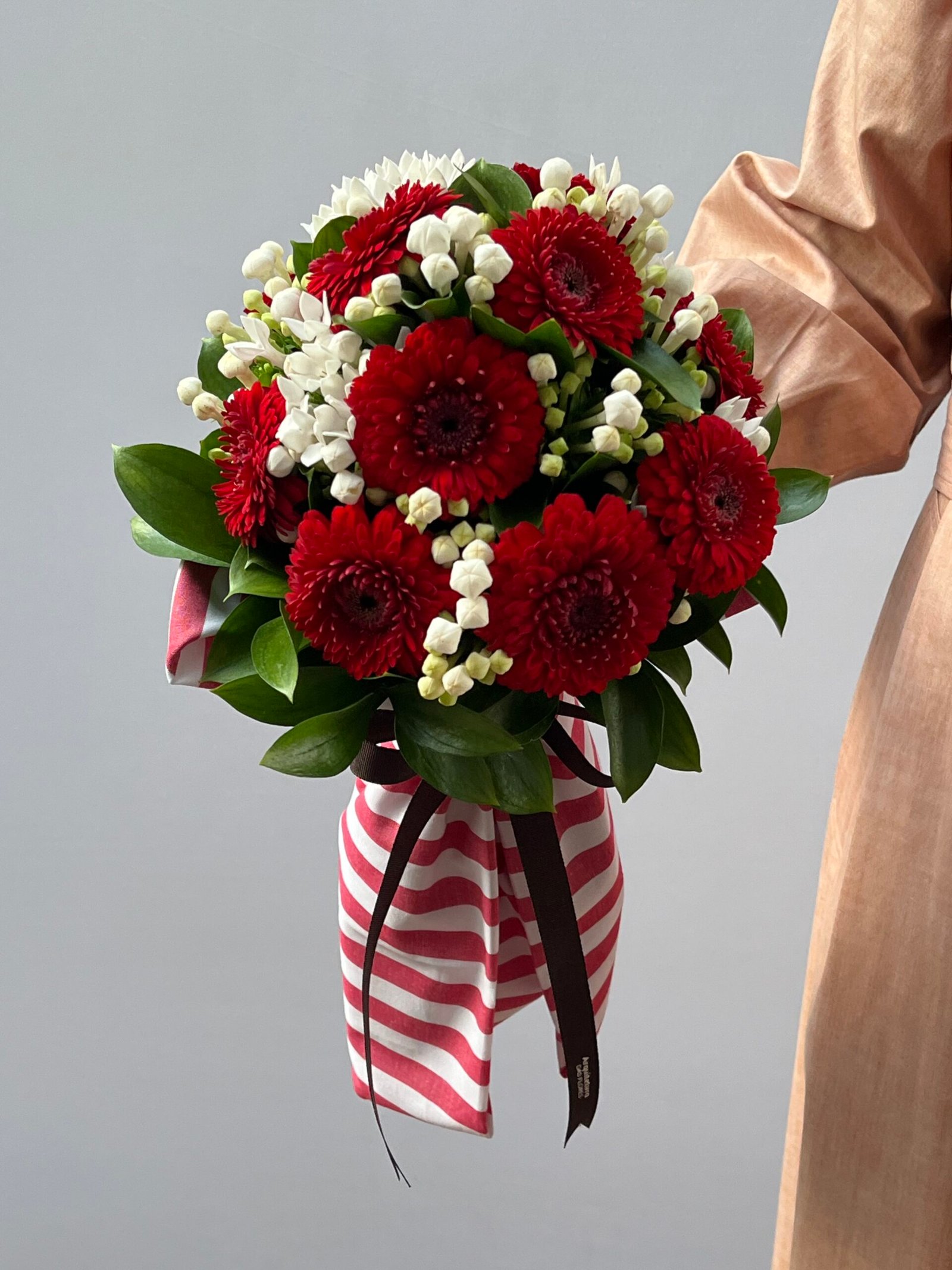 IMG_1571 Scarlet - Buquê de Gérberas e Bouvardias - Imagem 1