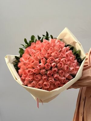 buque 100 rosa em gramado