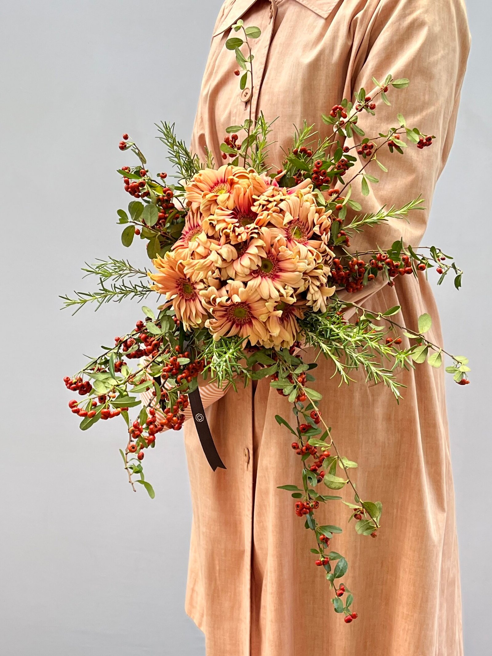 buque de gerberas em gramado Outono Sereno - Buquê de Gérberas e Pyracanthas - Imagem 1