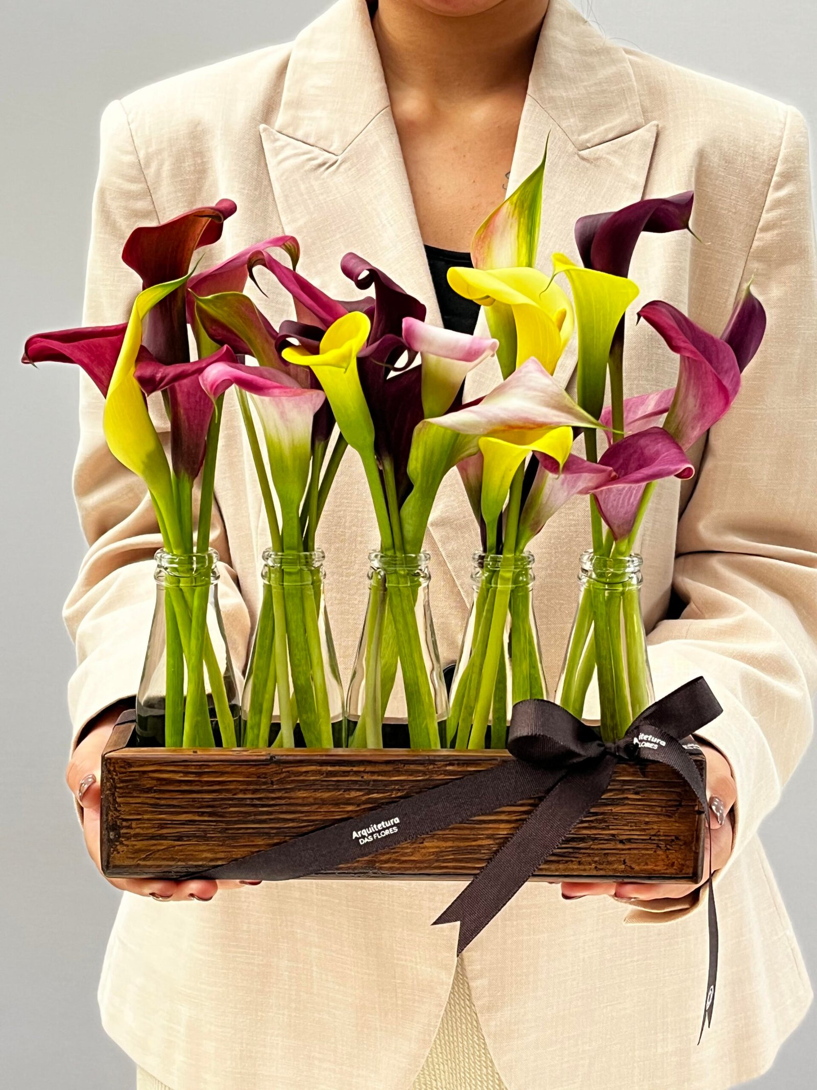 arranjo de garrafinhas, flores para o dia dos namorados,floriculturas perto de mim Ânima - Arranjo de callas - Imagem 1