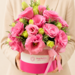 box flower de lisianthus rosa com estampas de boboletas.