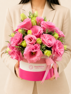 box flower de lisianthus rosa com estampas de boboletas.