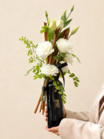 brisa de outono arranjo de lisianthus e vinho por três