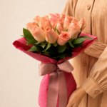 buquê all rose com 18 rosas cor de rosa e acabamento artesanal da arquitetura das flores em porto alegre.