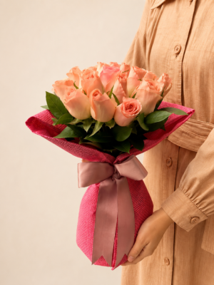 buquê all rose com 18 rosas cor de rosa e acabamento artesanal da arquitetura das flores em porto alegre.