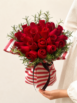 buquê com 18 rosas vermelhas