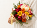 buquê de rosas coloridas para 15 anos