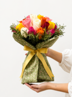 buquê de rosas coloridas para celebrar