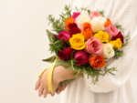 buquê de rosas coloridas para homenagear
