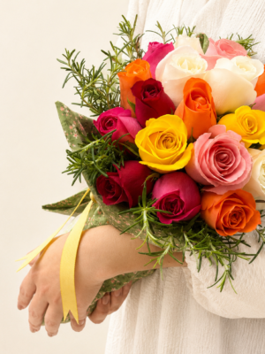 buquê de rosas coloridas para homenagear