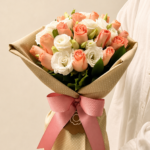 buquê de rosas e lisianthus
