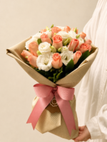 buquê de rosas e lisianthus