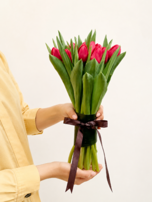 buquê de tulipas vermelhas; tulipas vermelhas; 12 tulipas vermelhas; buquê de tulipas; tulipas; flores românticas;