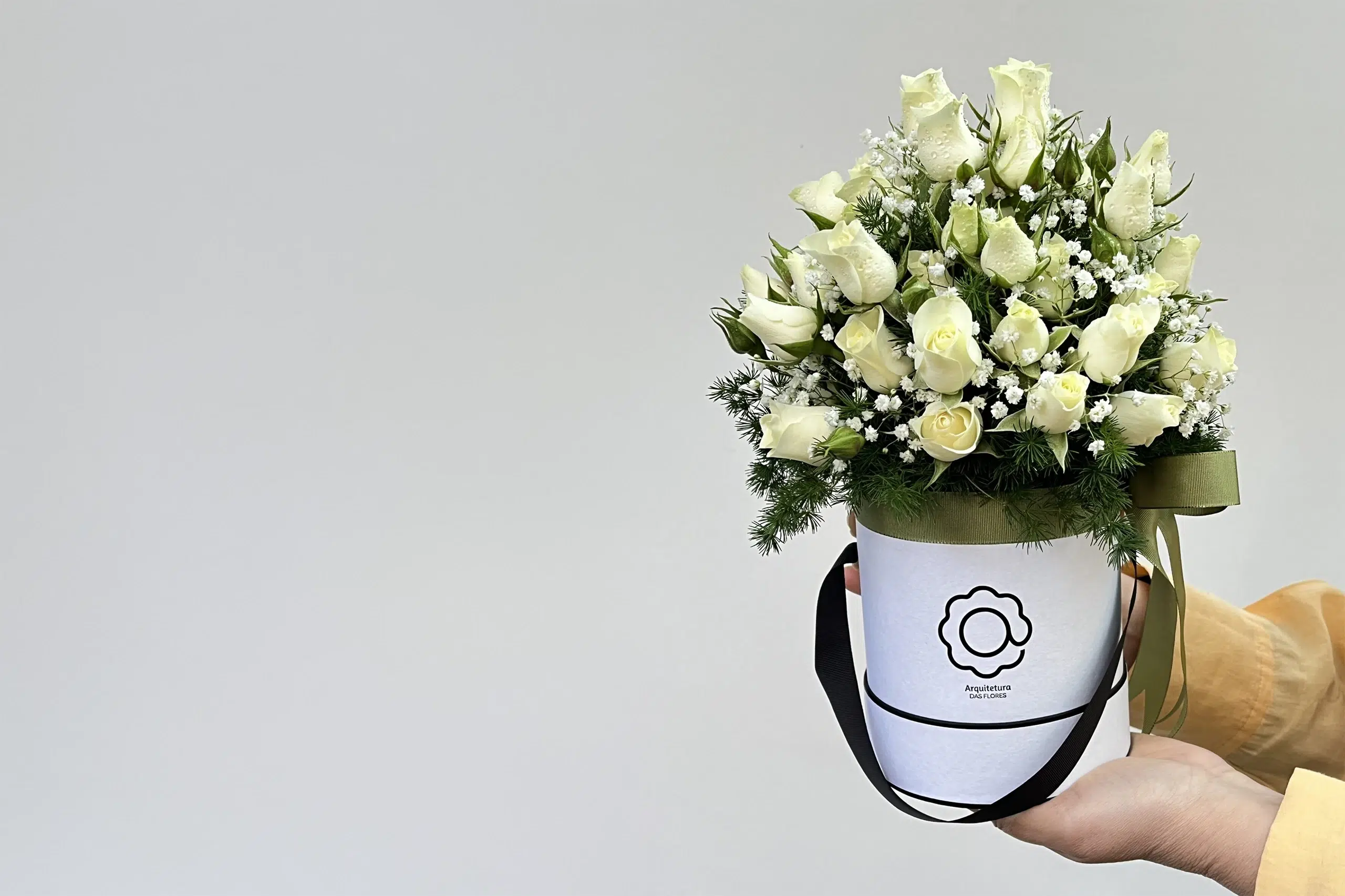 Presente para médico no Dia do Médico: por que flores brancas, quais escolher, onde entregar e o cuidado com o 18 de outubro num domingo.